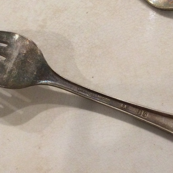 Wm. Rogers Mfg. Co set of 4 Forks - Picture 2 of 2